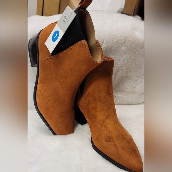 A New Day Gwen: Cognac Low Heel Pointed Toe Pull On Memory Foam Ankle Bootie - Picture 3 of 4